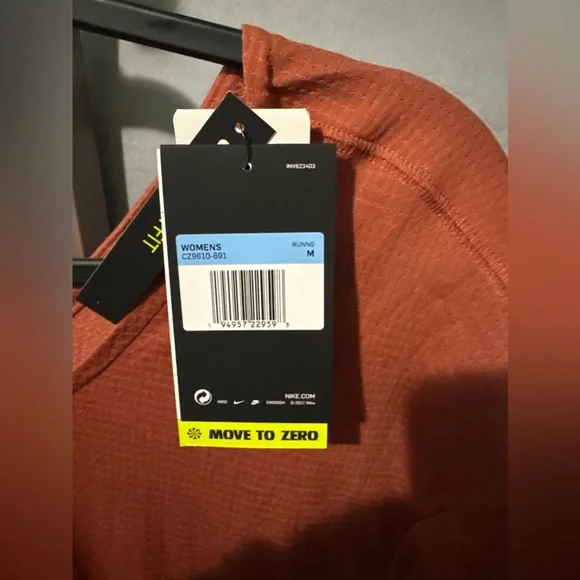 Nike Women's Rust BREATHE T-SHIRT size M - Picture 3 of 3